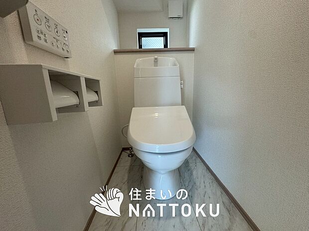 【トイレ】汚れてもサッとひと拭きでお手入れ簡単、エコ仕様の温水洗浄便座付きのトイレです。
バリアフリーにも配慮しています。