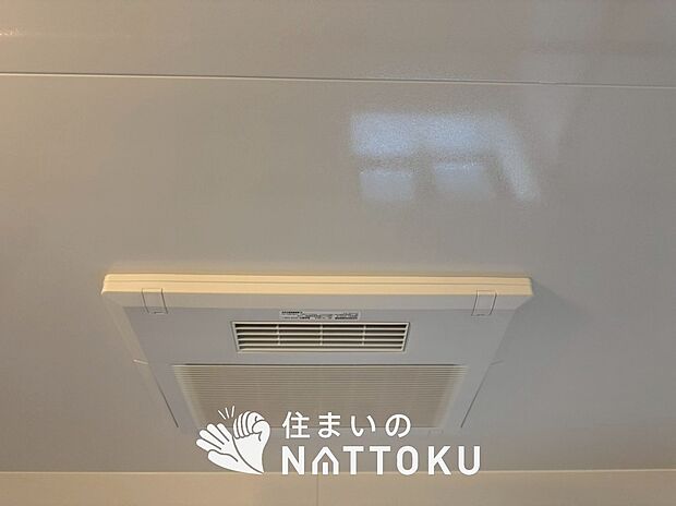 【浴室暖房換気乾燥機】寒い冬場はあたたかく、暑い夏場は扇風機のような心地よさです。
雨の日は、浴室が衣類乾燥スペースになります。
