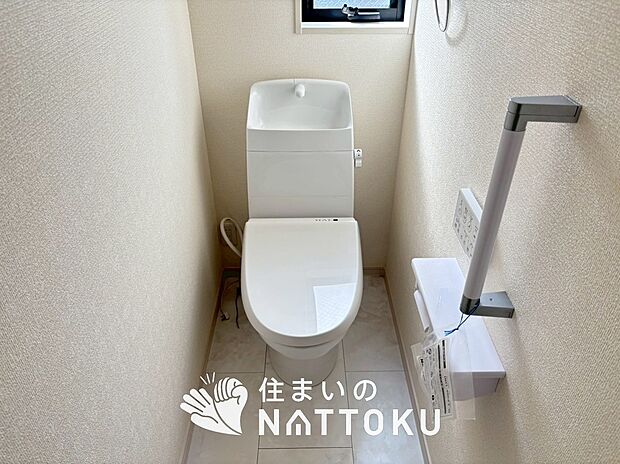 【トイレ】汚れてもサッとひと拭きでお手入れ簡単、エコ仕様の温水洗浄便座付きのトイレです。
バリアフリーにも配慮しています。