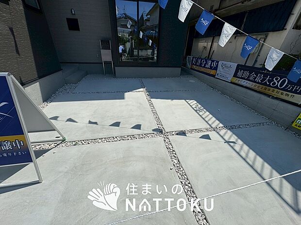 【現地写真（駐車場）】駐車スペースが広く、運転が苦手な方も安心です。