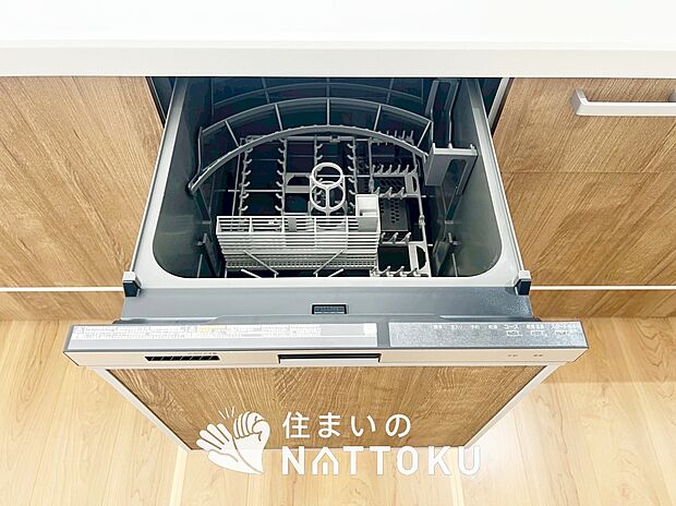 【食器洗い乾燥機】食後の時間にゆとりを与えてくれる食器洗い乾燥機。
操作ボタンも上面にあるので、腰をかがめずに操作ができラクラクです。
