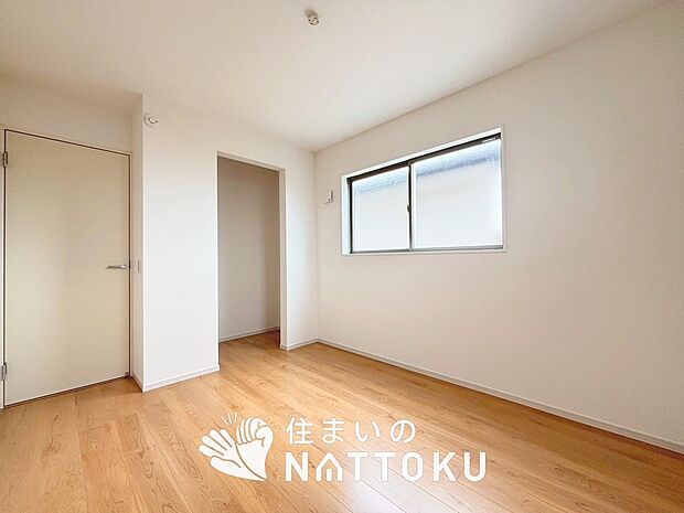 【現地写真（洋室）】木目の美しさを際立たせるシンプルデザインの建具を使用しています。