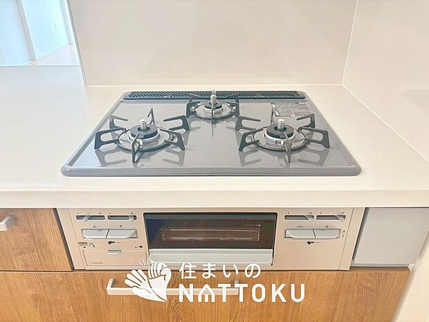 【ビルトインコンロ】フラットな構造で清掃性が高く、過熱防止センサー付３口タイプで日頃の家事も快適です。