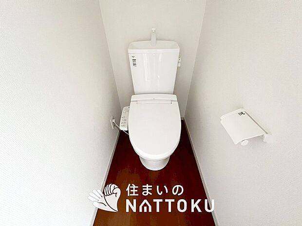 【トイレ】汚れてもサッとひと拭きでお手入れ簡単、エコ仕様の温水洗浄便座付きのトイレです。
バリアフリーにも配慮しています。