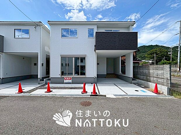 【現地写真（外観）【１号地】】軽くて火災に強い屋根材を採用し、地震時の建物への負担や揺れを軽減しています。