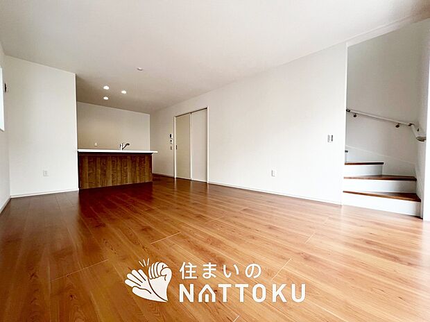 【現地写真（リビング）】フローリング材には、木目、色調など木材特有の風合いがあり、ナチュラルな美しさになっています。