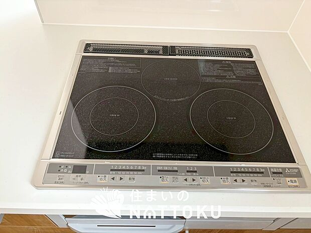 【ビルトインコンロ】フラットな構造で清掃性が高く、過熱防止センサー付３口タイプで日頃の家事も快適です。