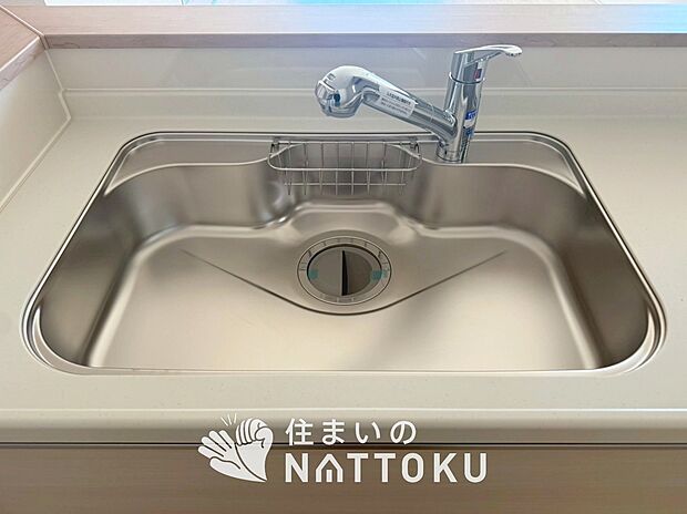 【浄水器内臓ハンドシャワー付シンク】広々とした凸型シンクに洗剤ポケットを標準装備。すっきり収納できます。
また、蛇口の先端に浄水器を内蔵しているため場所をとりません。