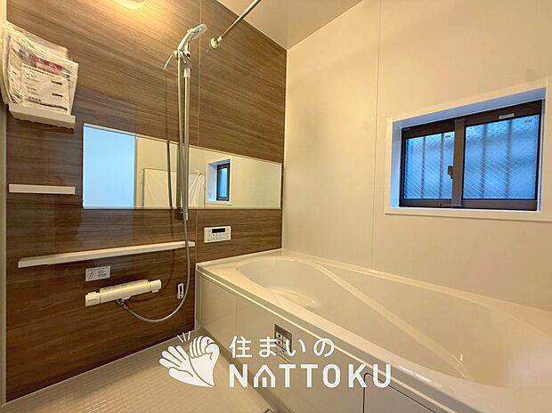 【現地写真(浴室)】浴室暖房乾燥機付き。1坪タイプで広々です。