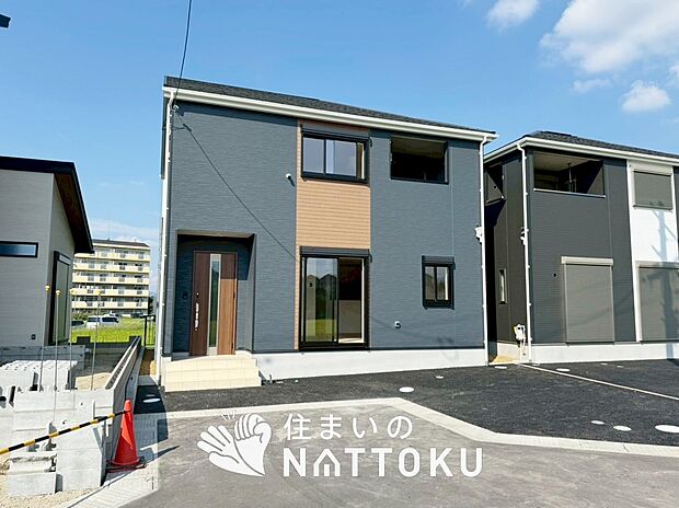 【現地写真（外観）【１号地】】雨で汚れを落とし、耐久性・耐候性に優れた外壁を使用しています。