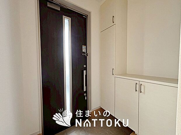 【現地写真（玄関）】玄関には、大型のシューズ収納を設置しています。