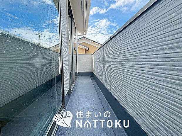 【バルコニー】奥行きが広く、洗濯物をゆったりと干せる十分な広さで、家族の洗濯も捗ります。