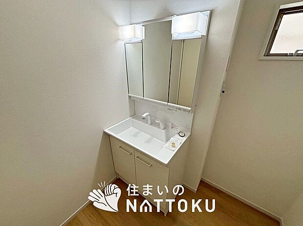 【洗面台・洗面所 】鏡の両サイドは、必要なものを取出しやすく、大きな鏡面で朝の準備も快適。
使いやすいリフトアップ機能付きのシングルレバーシャワー水栓付です。
