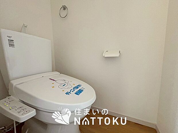 【トイレ	 】汚れてもサッとひと拭きでお手入れ簡単、エコ仕様の温水洗浄便座付きのトイレです。
バリアフリーにも配慮しています。
