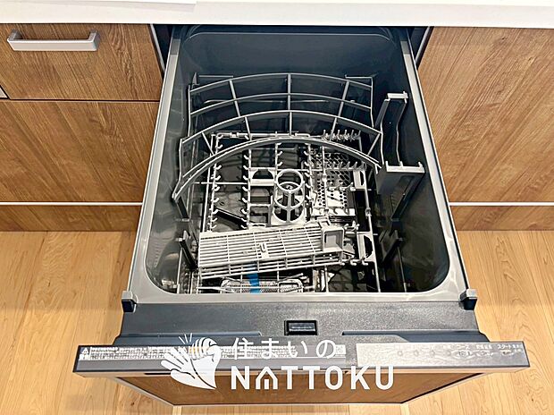 【食器洗い乾燥機】食後の時間にゆとりを与えてくれる食器洗い乾燥機。
操作ボタンも上面にあるので、腰をかがめずに操作ができラクラクです。
