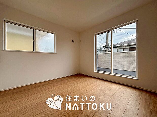 【現地写真（寝室）】木目の美しさを際立たせるシンプルデザインの建具を使用しています。