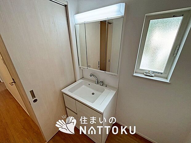 【洗面台・洗面所】鏡の両サイドは、必要なものを取出しやすく、大きな鏡面で朝の準備も快適。
使いやすいリフトアップ機能付きのシングルレバーシャワー水栓付です。
