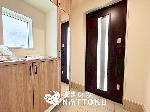 【現地写真（玄関）】玄関には、大型のシューズ収納を設置しています。