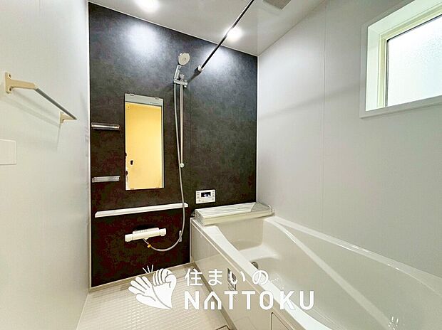 【現地写真（浴室）】浴室暖房乾燥機付き。１坪タイプで広々です。