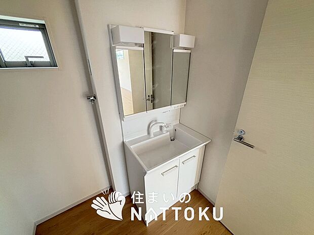 【洗面台・洗面所】鏡の両サイドは、必要なものを取出しやすく、大きな鏡面で朝の準備も快適。
使いやすいリフトアップ機能付きのシングルレバーシャワー水栓付です。