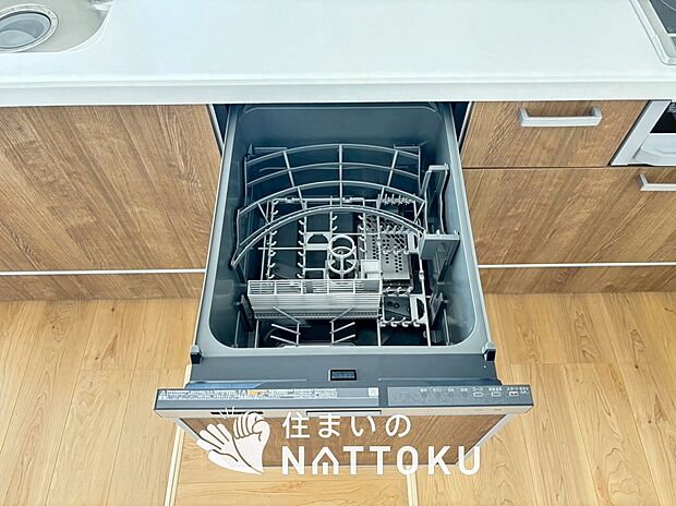 【食器洗い乾燥機】食後の時間にゆとりを与えてくれる食器洗い乾燥機。
操作ボタンも上面にあるので、腰をかがめずに操作ができラクラクです。