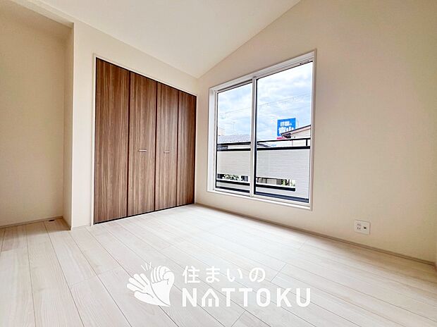 【現地写真(洋室)】木目の美しさを際立たせるシンプルデザインの建具を使用しています。