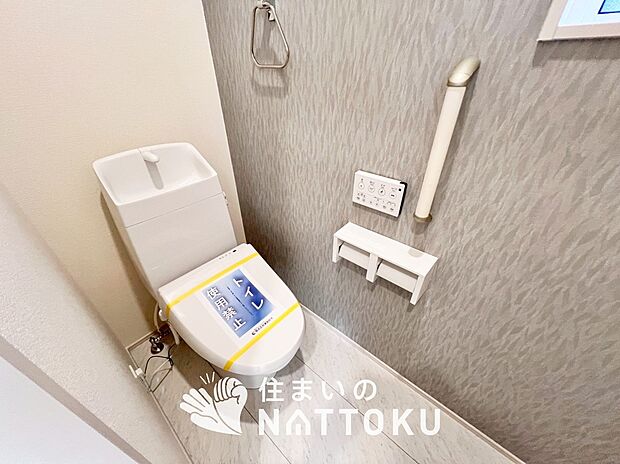 【トイレ】汚れてもサッとひと拭きでお手入れ簡単、エコ仕様の温水洗浄便座付きのトイレです。
バリアフリーにも配慮しています。