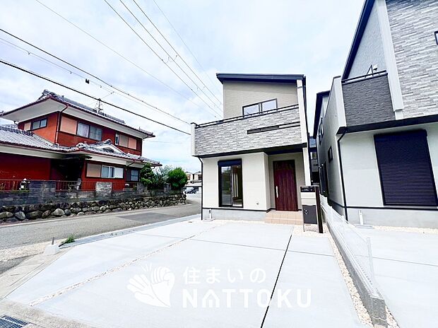 【現地写真(前道含む外観)】軽くて火災に強い屋根材を採用し、地震時の建物への負担や揺れを軽減しています。