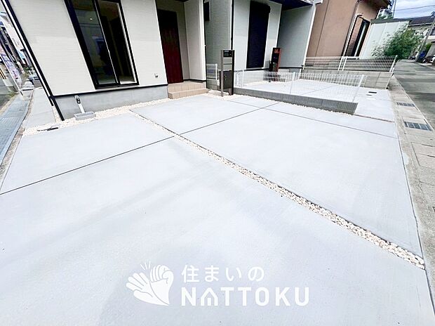 【現地写真(駐車場)】駐車スペースが広く、運転が苦手な方も安心です。