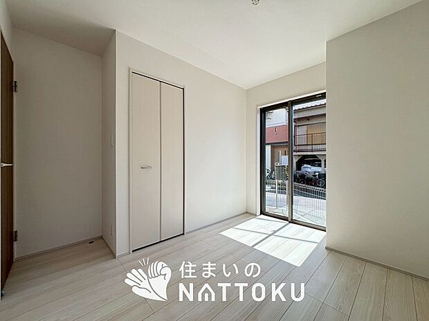 【現地写真(寝室)】木目の美しさを際立たせるシンプルデザインの建具を使用しています。