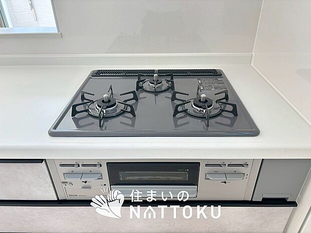 【ビルトインコンロ】フラットな構造で清掃性が高く、過熱防止センサー付3口タイプで日頃の家事も快適です。