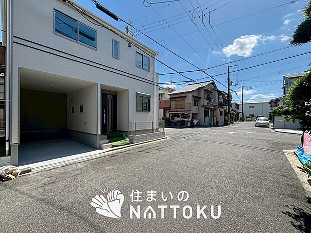 【現地写真(前道含む外観)】健康被害に配慮したもっとも安全性の高い建材を採用し、シックハウス対策をしております。