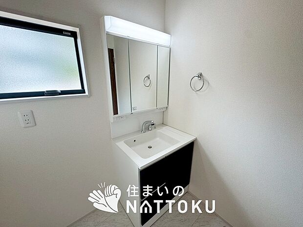 【洗面台・洗面所】鏡の両サイドは、必要なものを取出しやすく、大きな鏡面で朝の準備も快適。
使いやすいリフトアップ機能付きのシングルレバーシャワー水栓付です。