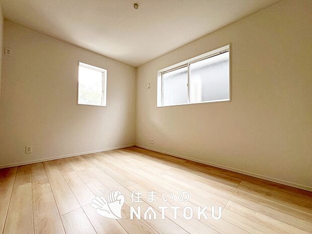 【現地写真(寝室)】木目の美しさを際立たせるシンプルデザインの建具を使用しています。