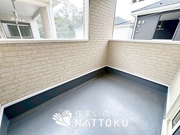 【バルコニー】奥行きが広く、洗濯物をゆったりと干せる十分な広さで、家族の洗濯も捗ります。