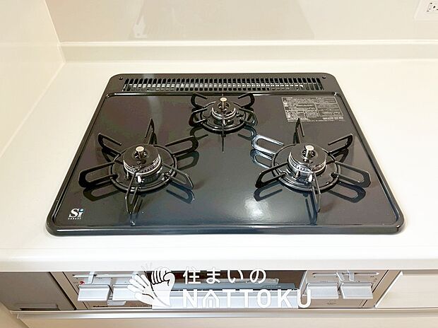【ビルトインコンロ】フラットな構造で清掃性が高く、過熱防止センサー付3口タイプで日頃の家事も快適です。