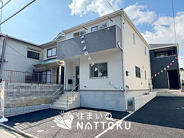 【現地写真(外観)【3号地】】軽くて火災に強い屋根材を採用し、地震時の建物への負担や揺れを軽減しています。