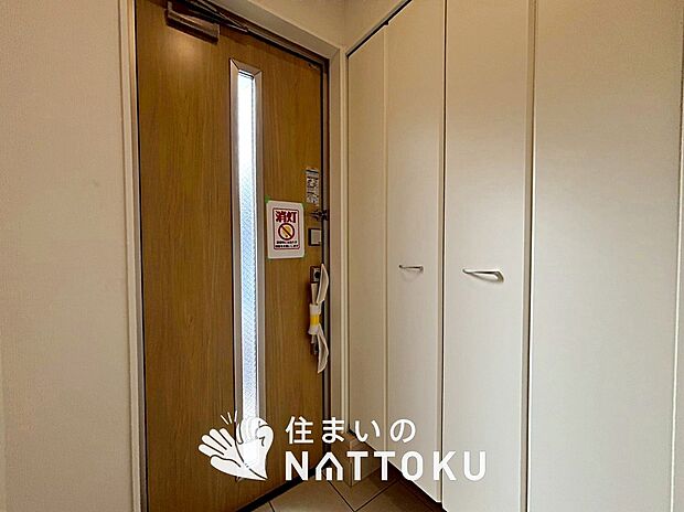 【現地写真（玄関）】玄関には、大型のシューズ収納を設置しています。
