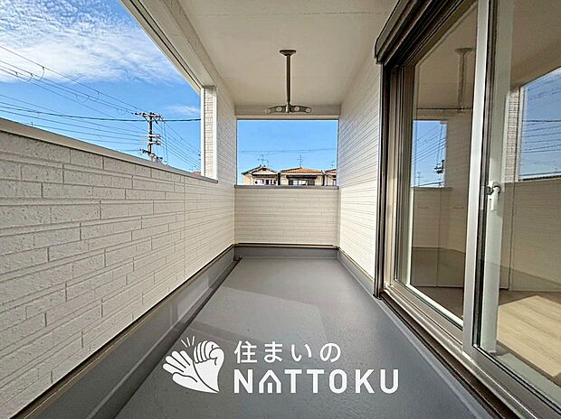 【バルコニー】奥行きが広く、洗濯物をゆったりと干せる十分な広さで、家族の洗濯も捗ります。