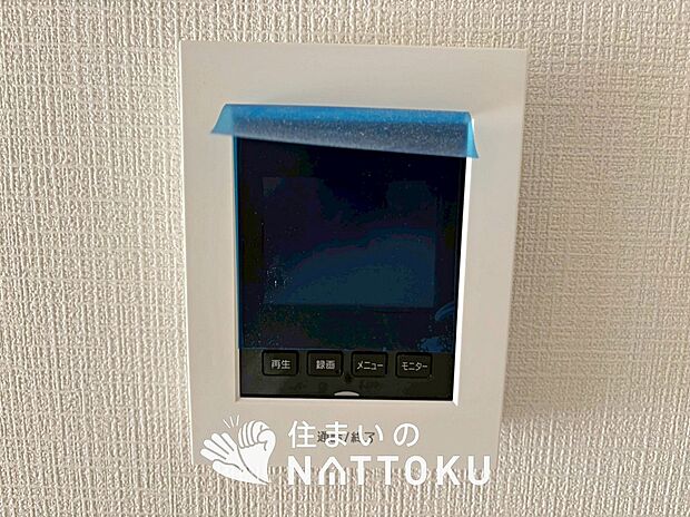 【TVモニター付インターホン】手放し通話ができ、送話表示灯で送話・受話状態が確認できます。
映像と音声で玄関先の様子をチェックできるモニター機能や、夜間の訪問者の顔も確認できるLEDライトを装備しています。