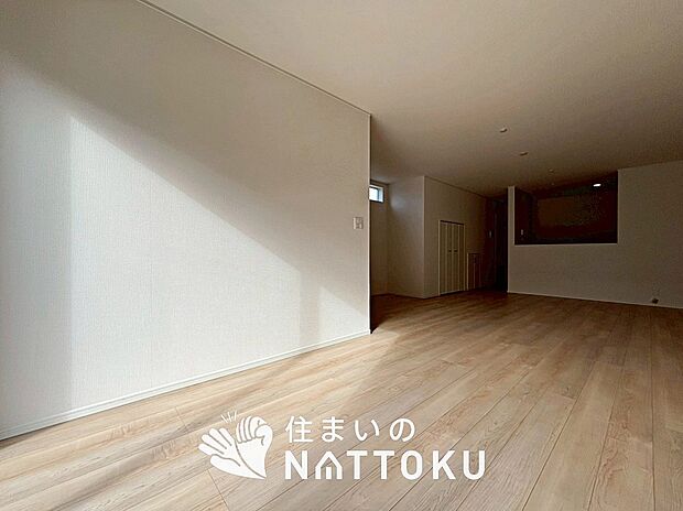 【現地写真（リビング）】フローリング材には、木目、色調など木材特有の風合いがあり、ナチュラルな美しさになっています。