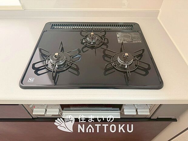 【ビルトインコンロ】フラットな構造で清掃性が高く、過熱防止センサー付３口タイプで日頃の家事も快適です。