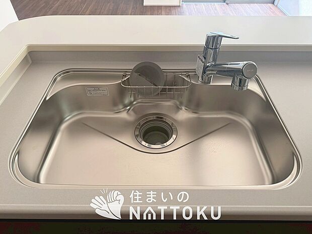 【浄水器内臓型ハンドシャワー付シンク】傷や汚れが付きにくい静音仕様の全面エンボス加工シンク。
また、蛇口の先端に浄水器を内蔵。浄水シャワーが使える毎分4リットルのたっぷり浄水。