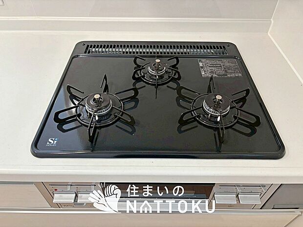 【ビルトインコンロ】フラットな構造で清掃性が高く、過熱防止センサー付3口タイプで日頃の家事も快適です。