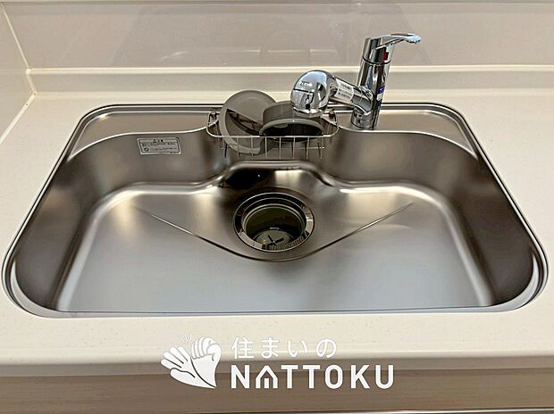 【浄水器内臓ハンドシャワー付シンク】広々とした凸型シンクに洗剤ポケットを標準装備。すっきり収納できます。
また、蛇口の先端に浄水器を内蔵しているため場所をとりません。