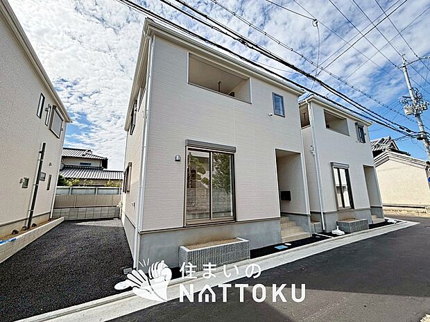 【現地写真(外観)【2号地】】軽くて火災に強い屋根材を採用し、地震時の建物への負担や揺れを軽減しています。