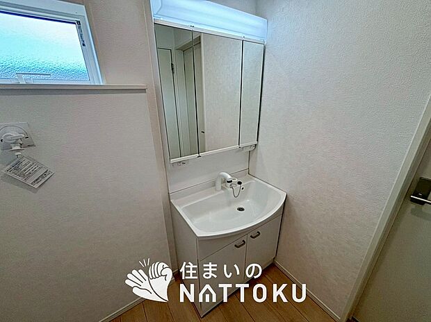 【洗面台・洗面所】鏡の両サイドは、必要なものを取出しやすく、大きな鏡面で朝の準備も快適。
使いやすいリフトアップ機能付きのシングルレバーシャワー水栓付です。