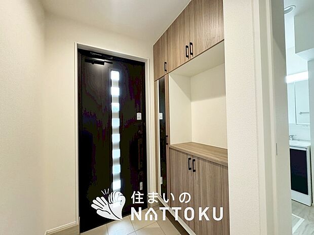 【現地写真（玄関）】玄関には、大型のシューズ収納を設置しています。