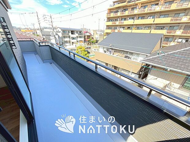 【バルコニー】奥行きが広く、洗濯物をゆったりと干せる十分な広さで、家族の洗濯も捗ります。