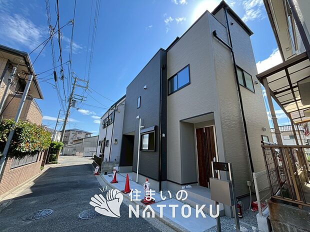 【現地写真(前道含む外観)】軽くて火災に強い屋根材を採用し、地震時の建物への負担や揺れを軽減しています。